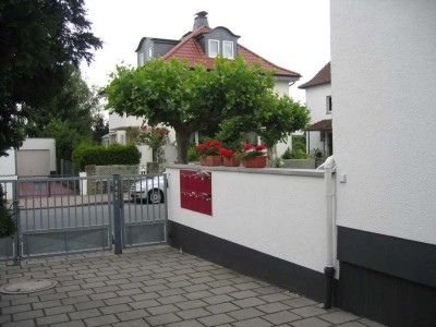 2 (1/2)  Zimmer-Wohnung im 1. OG mit Einbauküche