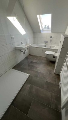 !!! Erstbezug nach Komplettsanierung !!! 4-Zi.-DG-Whg. mit Wohn-/Esszimmer