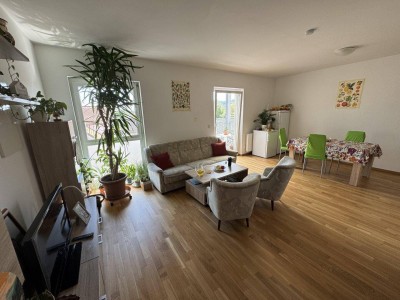 Zentrale Mietwohnung mit Balkon !