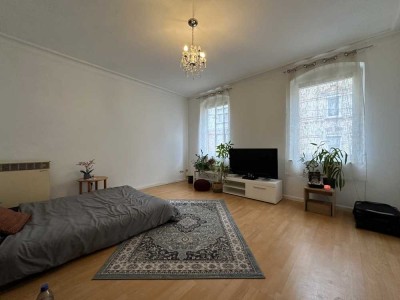 2-Zimmer-Wohnung mit Balkon, sep. WC und EBK