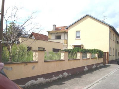Sofort frei! Älteres Einfamilienhaus mit Nebengebäude und Garten!