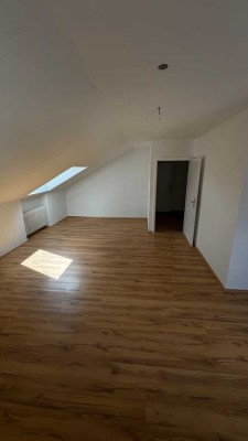 Helle2-Zimmer-Dachgeschosswohnung in ruhiger Lage von Solingen Wald