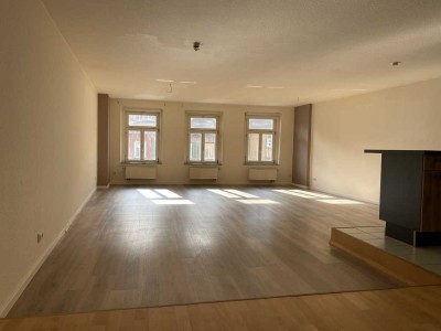 Lichtdurchflutete Stadtwohnung mit Balkon sucht Mieter