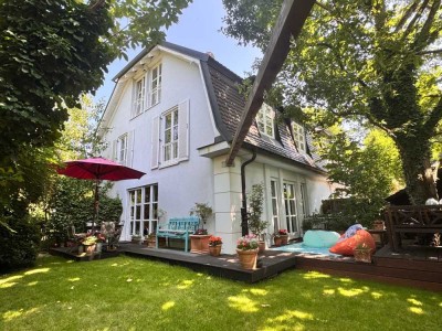 Unikat: Idyllische, möblierte Doppelhaushälfte mit großem Garten in Solln