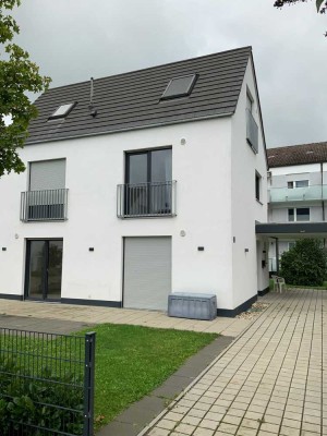 Neuwertiges Einfamilienhaus freistehend, 6 Zimmer, Einbauküche, Carport, Garten