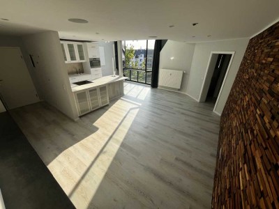 Tolle 4 Zimmer-Dachgeschoss-Wohnung mit sonniger Dachterrasse in Schlosschemnitz