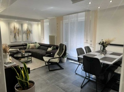 Exklusive, modernisierte 3,5-Raum-Wohnung mit geh. Innenausstattung mit Balkon und EBK, teilmöbel.