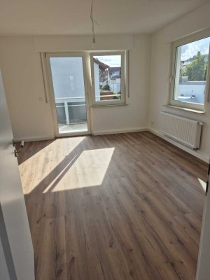 Schön geschnittene, frisch renovierte 3 1/2 Zimmer-Wohnung