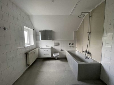 Charmante Dachgeschoss-Wohnung, neues Bad
