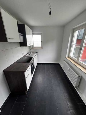 Renovierte 3 Zimmer -Wohnung im 2.OG rechts mit neuer EBK und Balkon  in Göppingen, WM 890€