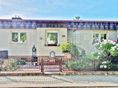 Bungalow, mit ausgebautem Untergeschoss, Garage, Carport und 2 Terrassen, in Kötzschen.