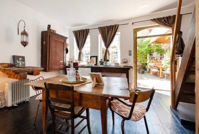 Schuch Immobilien - Wohnhaus für mehrere Generationen im Rheingau mit eigenem Weinberg