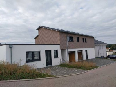 Wunderschöne, helle 2 Zimmer Neubau-Wohnung mit großer Terrasse, Gartenanteil und Stellplatz