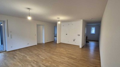 Moderne lichtdurchflutete 3-Zimmer-Wohnung mit Balkon in Burglengenfeld mit Blick zur Burg