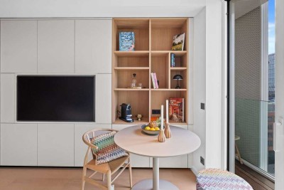 Design trifft Hafenflair: Exklusives, vollmöbliertes Apartment mit Sonnenbalkon und Hafenblick