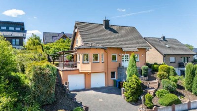 Engel & Völkers: Wohnhaus mit Wintergarten und Gartenidylle