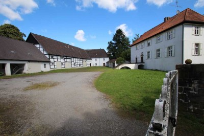 Repräsentative Gutshofstelle mit Herrenhaus, Rentei, ausbaufähigen Nebengebäuden un