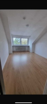 Helle 2-Zimmer-Dachgeschosswohnung in Hohenfelde – zur Untermiete 1046€ inkl. Wasser,Strom,Internet