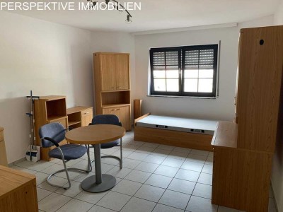 Möbliertes Zimmer mit Küchenzeile