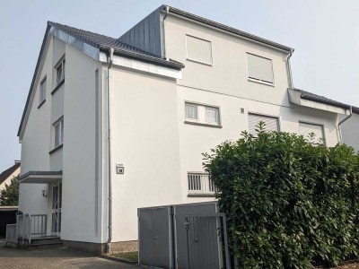 Schöne EG-Wohnung mit eigenem Garten und toller Terrasse