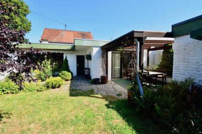 Charmantes Einfamilienhaus mit Atrium, Garage und Carport in Mönchengladbach-Rheindahlen/Genhülsen