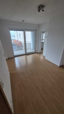 Helle 2,5 Zimmer Wohnung mit EBK und Stellplatz