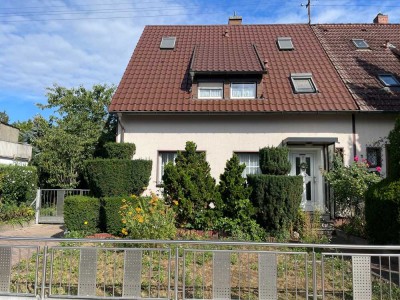 Provisionsfrei! Familienidyll in Karlsruhe-Mühlburg - Doppelhaushälfte mit zwei Garagen und Garten!