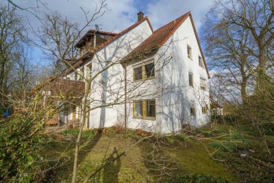 Lukrative Kapitalanlage. Großzügige Wohnung mit Garage und romantischem Garten.