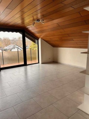 Geschmackvolle, gepflegte 3-Zimmer-Dachgeschosswohnung mit Einbauküche in Mörfelden-Walldorf
