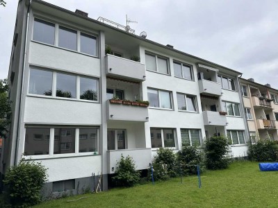 Geschmackvolle, gepflegte 4-Zimmer-Hochparterre-Wohnung mit geh. Innenausstattung mit Balkon