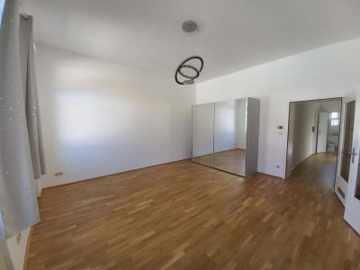 Schöne 2 Zimmer Wohnung mit großer Terrasse in Maurer Zentrumslage