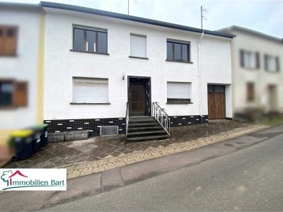 PLATZ FÜR DIE FAMILIE: GROßES WOHNHAUS MIT GARAGE UND STELLPLÄTZEN