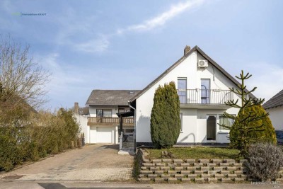 Zwei Einfamilienhäuser mit Balkonen, Terrassen, Garten inklusive Teich und Garagen