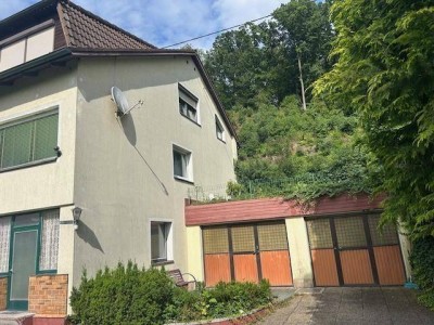 2 bis 3 Familienhaus mit Vollkeller, mit 4 Garagen, Brunnen/Werkstatt - 2 Zufahrten