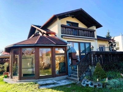 Siedlung Maria Theresia/Theresienfeld: Schönes, gepflegtes Einfamilienhaus mit Wintergarten, Garage und Carport