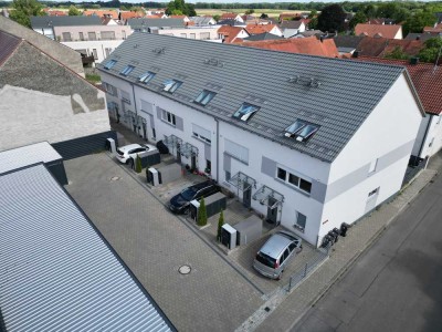 Modernes Reihenhaus in Gerolfing - energieeffizient und stilvoll wohnen auf 3 Etagen, 136m², BJ 2021
