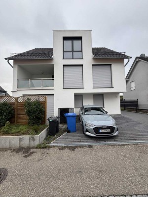 Großzügige Maisonette mit Balkon, moderner Einbauküche & zwei Stellplätzen