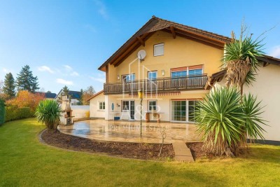 ** 2-3 Familienhaus: Stilvolle Immobilie mit Sonderausstattung und Pool **