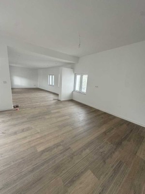 GROZÜGIGE WOHNUNG MIT TERRASSE