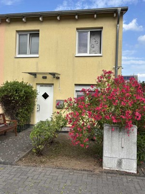 Modernes Reihenendhaus mit Studio, Garten und Carport in Köln-Sürth