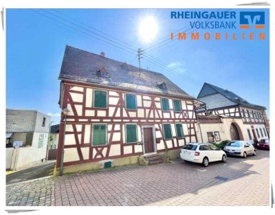 ** Hallgarten: Historisches Weingut im Herzen des Ortskerns **