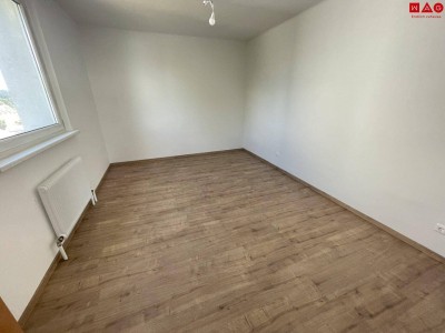 Teilsanierte 3 Zimmerwohnung mit Loggia!