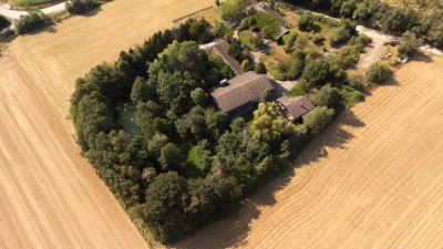 Landhausvilla mit Nebengebäuden auf 40.000 m² in Aldersbach