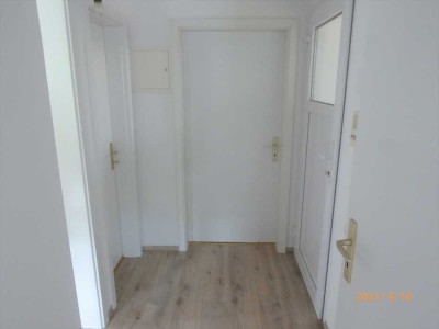 2021 vollständig renovierte Wohnung mit drei Zimmern und Pkw-Stellplatz in Oberstein,