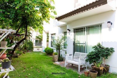 Einfamilienhaus mit Garage und Pool