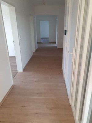 Großzügige 4 Zi Wohnung mit großem Balkon ins Grüne