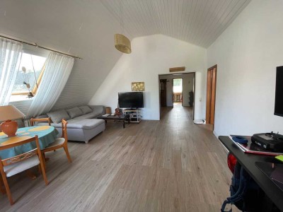 Attraktive und vollst. renovierte 3,5-Raum-Dachgeschosswohnung mit geh. Innenausstattung mit Balkon