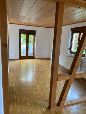 Attraktive 2,5-Zimmer-Wohnung mit Kaminofen und Balkon in Stuttgart-Sillenbuch – ideal für Paare