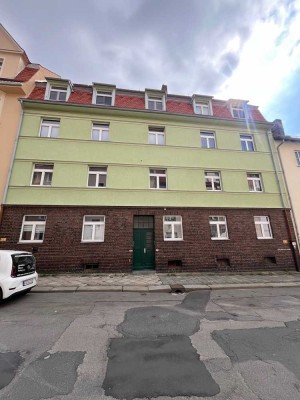 schöne , preiswerte 3 Raum Dachgeschoßwohnung  mit Einbauküche und schönem Bad