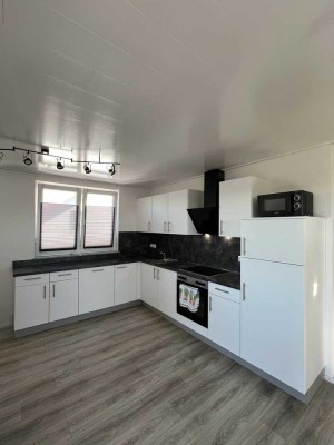 Schöne  2,5 Zi- DG- Wohnung mit EBK und Balkon in ruhiger Lage